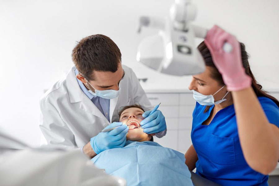 کمک به دندانپزشک در حین درمان